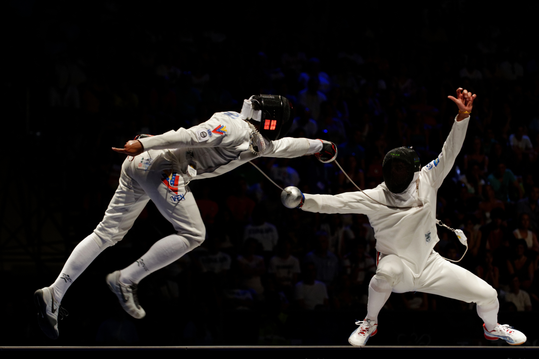 Rubén Limardo (Venezuela, links) kämpft gegen Fabian Kauter (Schweiz, rechts) im Halbfinale des Degenfechtens bei der Fecht-WM 2013 in Budapest