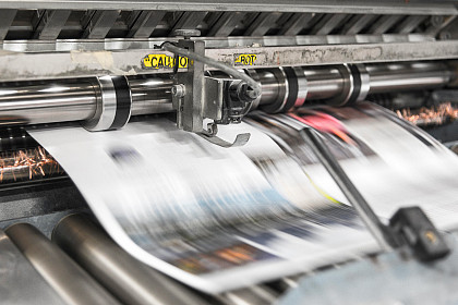 Zeitungsproduktion in Druckmaschine